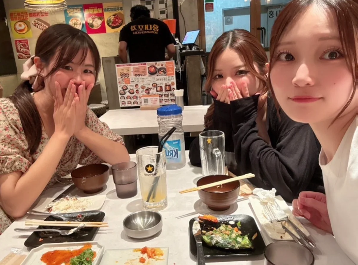 食事を楽しむスタッフ3名