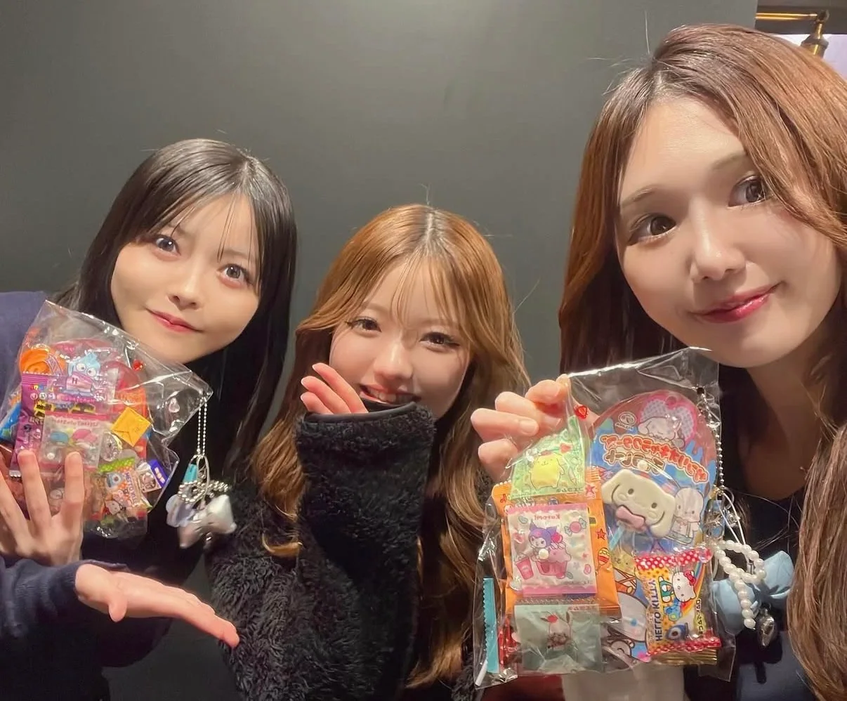 プレゼントを持つスタッフ3名